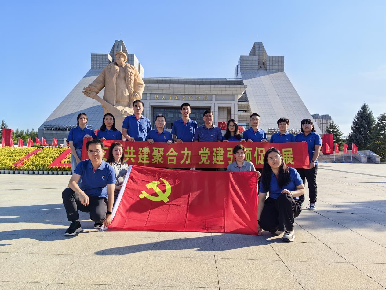 動(dòng)物用生物制品國(guó)家工程研究中心、哈獸研禽免疫抑制病創(chuàng)新團(tuán)隊(duì)、福建圣農(nóng)集團(tuán)圣澤生物及福建圣農(nóng)集團(tuán)技術(shù)中心黨支部共建活動(dòng)